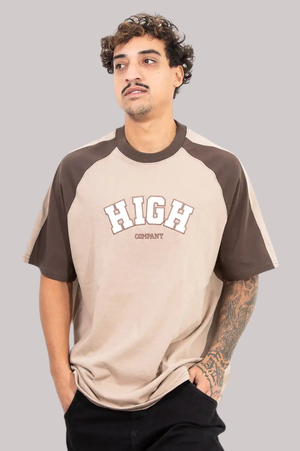 CAMISETA HIGH OVERSIZED COLLEGE TEE
