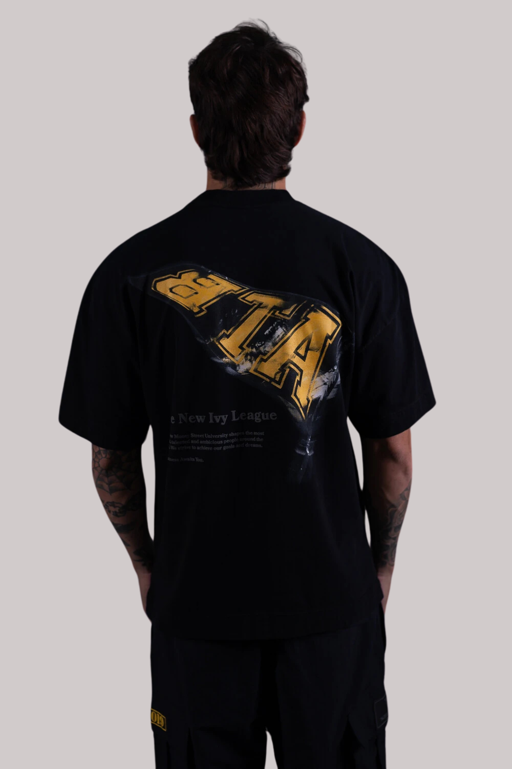 CAMISETA ALLTRIBE OVERSIZED PENNANT-NEW MONEY