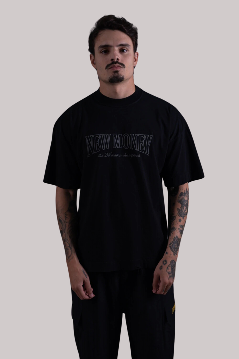 CAMISETA ALLTRIBE OVERSIZED PENNANT-NEW MONEY