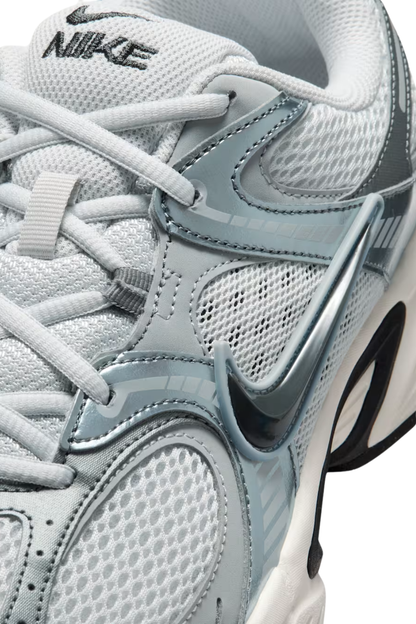 TÊNIS NIKE V5 RNR HJ5228-014 WHITE/SILVER/SMOKE GRAY