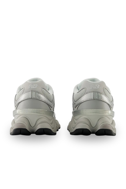 TÊNIS NEW BALANCE 9060 U90606MU CINZA/METALIC GOLD