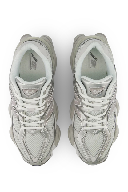 TÊNIS NEW BALANCE 9060 U90606MU CINZA/METALIC GOLD